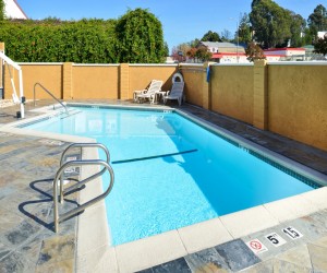 Comfort Inn Castro Valley - Relax in our pool