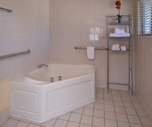 Comfort Inn Castro Valley - Guest Bathroom with Tub